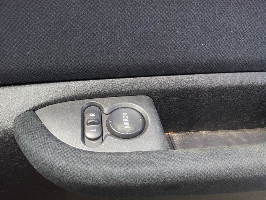 Honda FRV I-VTEC SE door-mirror-switch